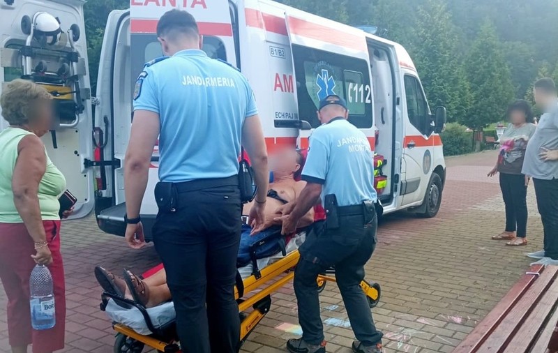 Turist înţepat de albine la Slănic Moldova, salvat de jandarmi, după ce a făcut o reacţie alergică
