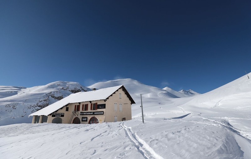 „Nu am simțit nimic”: proprietarul unui refugiu montan s-a trezit cu avalanșa în bucătărie, fără să-și dea seama