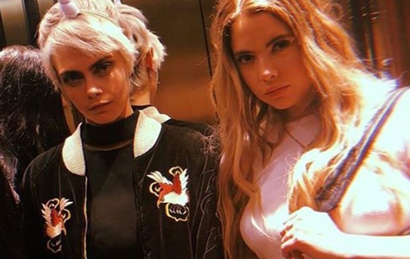 Ashley Benson confirmă relația cu Cara Delevingne printr-un comentariu pe Instagram, după ce au fost surprinse sărutându-se