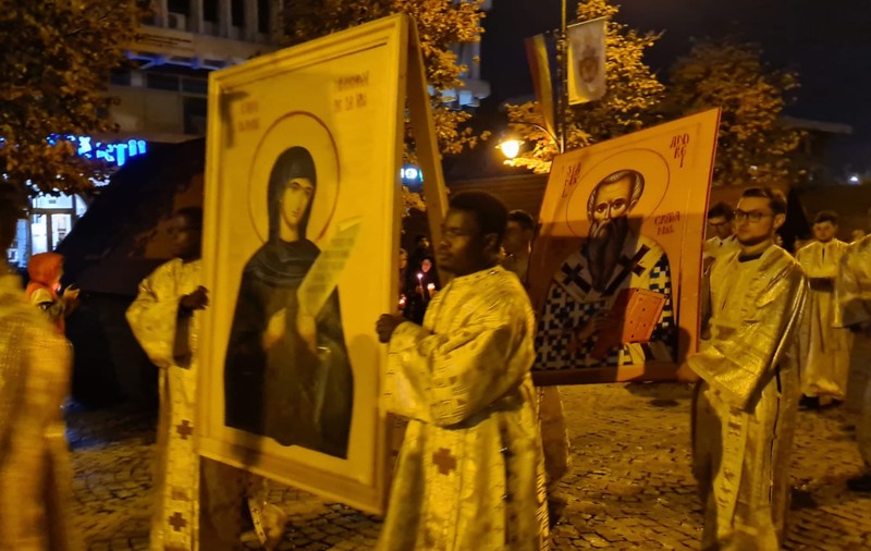 REPORTAJ. Cum au ajuns trei studenți africani voluntari la pelerinajul Sfintei Parascheva. Unul e botezat ortodox pe Masivul Ceahlău. „Nu poți sta în apropiere de sfintele moaște și să nu te schimbi”