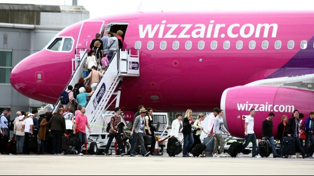 VIDEO WizzAir le cere pasagerilor să facă check-in și în aeroport, chiar dacă au făcut online