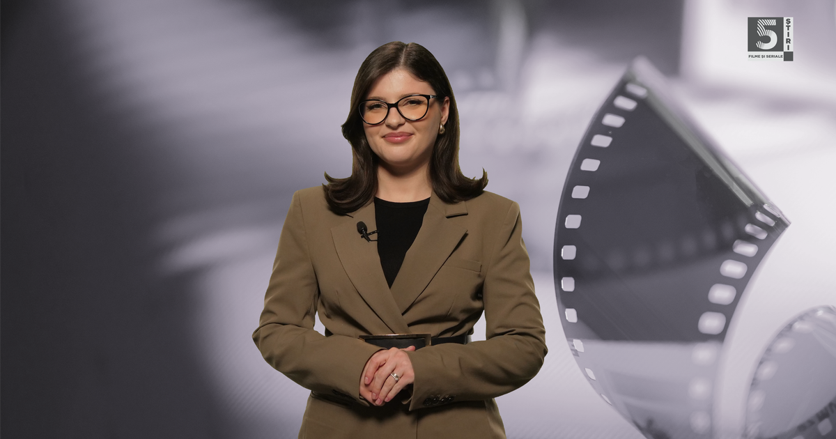Adelina Duinea, gazda rubricii 5 Știri - Filme și seriale, îmbrăcată într-un sacou maro și o bluză neagră, pe un fundal alb, negru și gri.