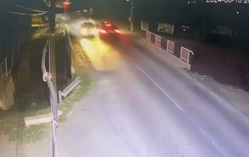 Accident grav în Galați. Momentul în care o mașină este aruncată de pe un pod după ce este lovită violent de alt autoturism