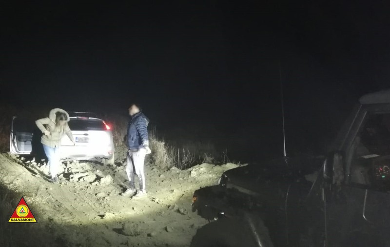 Patru tineri au avut nevoie de intervenția salvamontiștilor, după ce GPS-ul i-a trimis pe un drum plin de noroi