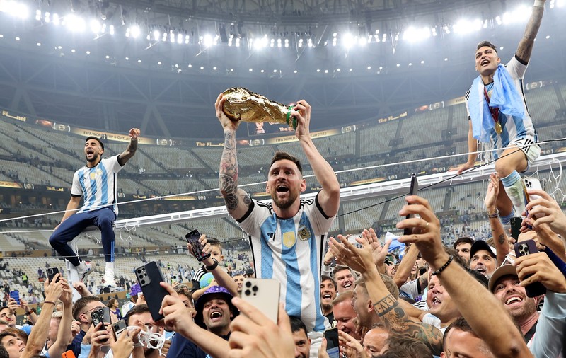 „Știu cât de mult ai suferit, dar a venit momentul: ești campion mondial!”. Messi a sărbătorit cu soția și copiii săi