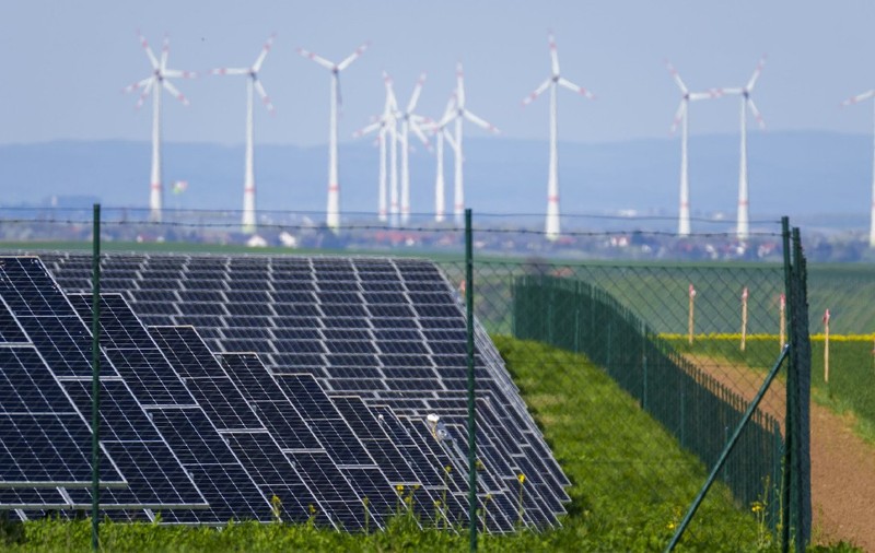 Bolojan acuză că „băieții deștepți” au blocat cu hârtii sectorul energetic pentru investiții speculative. Energia se va ieftini când va crește producția