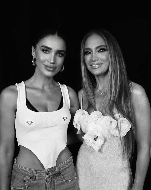 Adelina Pestrițu, criticată după ce a publicat o fotografie alături de Jennifer Lopez: „E fake…ai făcut poza asta cu inteligența artificială”. Răspunsul ei
