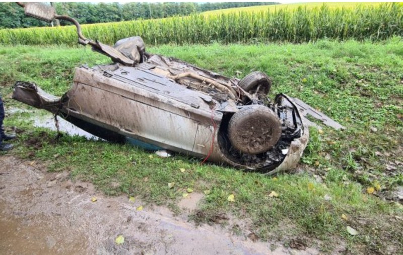 Mașină ruptă în două, în urma unui accident care a avut loc în Iași. Șoferul circula cu viteză