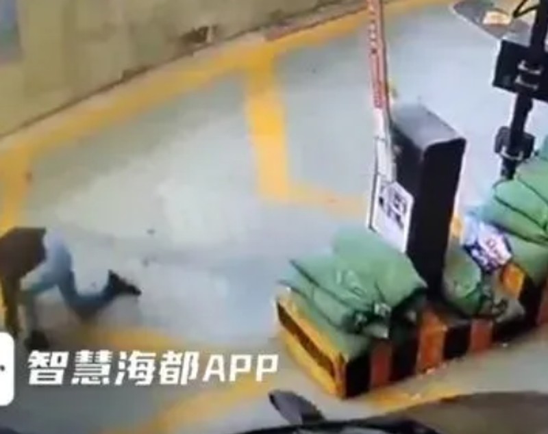 O șoferiță din China și-a făcut praf mașina, după ce a coborât și a lăsat-o în pantă, fără să tragă frâna de mână. Automobilul în derivă a lovit un SUV