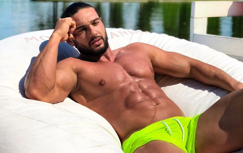 Dorian Popa le face concurență stripperilor! Va cânta la bustul gol, într-un spectacol erotic, de Ziua femeii