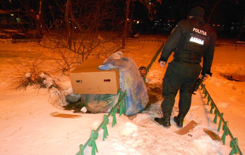 Situaţii incredibile printre oamenii străzii din Capitală. Vezi ce au găsit poliţiştii locali în timpul raziilor