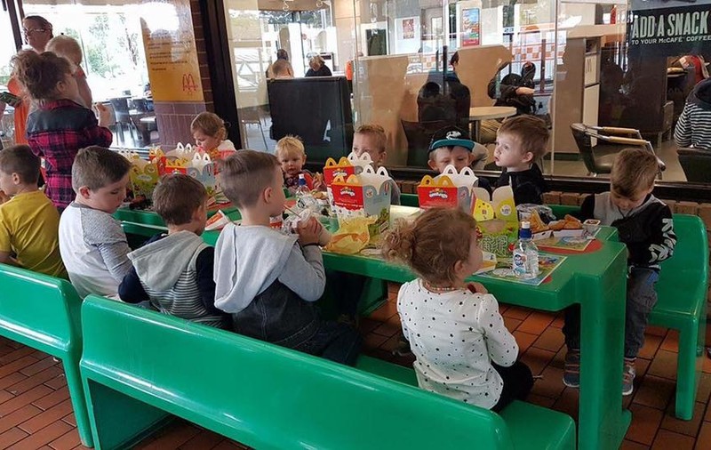 Zeci de străini au organizat o petrecere pentru aniversarea unui băiat de patru ani. Prietenii acestuia au refuzat în ultimul moment invitația