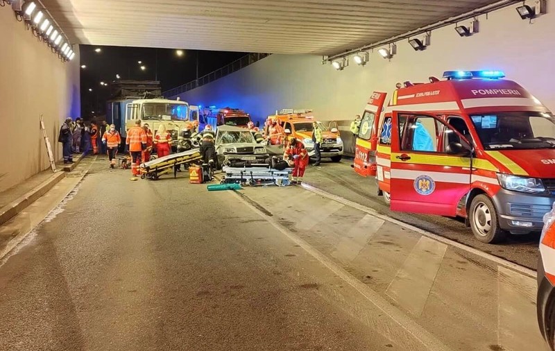 Doi tineri morți în Pasajul Michelangelo din Timișoara, unde un camion a făcut praf mașina condusă cu viteză de un șofer de 18 ani