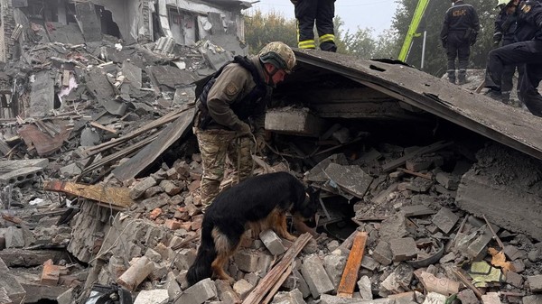 Zaporijjia, 10 octombrie - clădire cu cinci etaje distrusă în urma unui bombardament rusesc. Salvatorii caută supraviețuitori Sursa foto: Profimedia