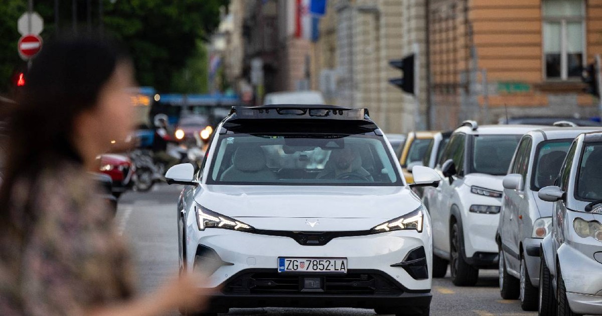 Taxi-robot, fără șofer, circulând pe străzile din Sarajevo