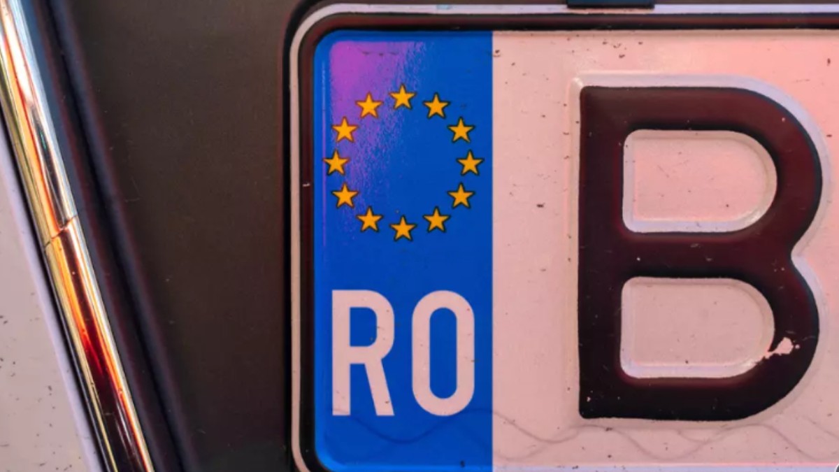 O plăcuță de înmatriculare din România, pe care apare litera B