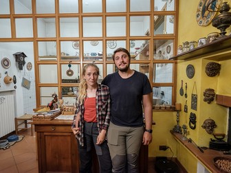 Benedetta și Robert în livingul lor din Verona, Italia, iunie 2021