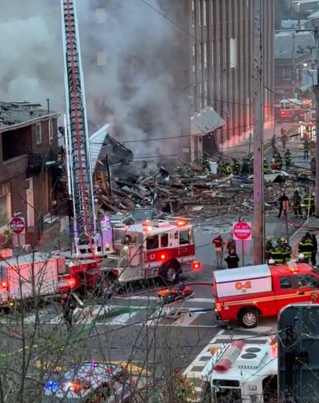 O fabrică de ciocolată a explodat, în Pennsylvania. Sunt doi morți, 9 dispăruți și mai mulți răniți. VIDEO