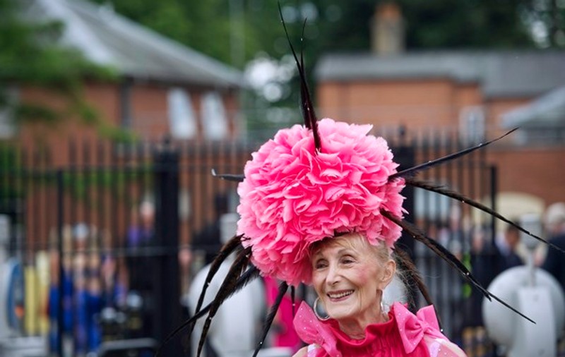 Pălării extravagante şi ţinute de mare gală la Cursa Regală de la Ascot! FOTO