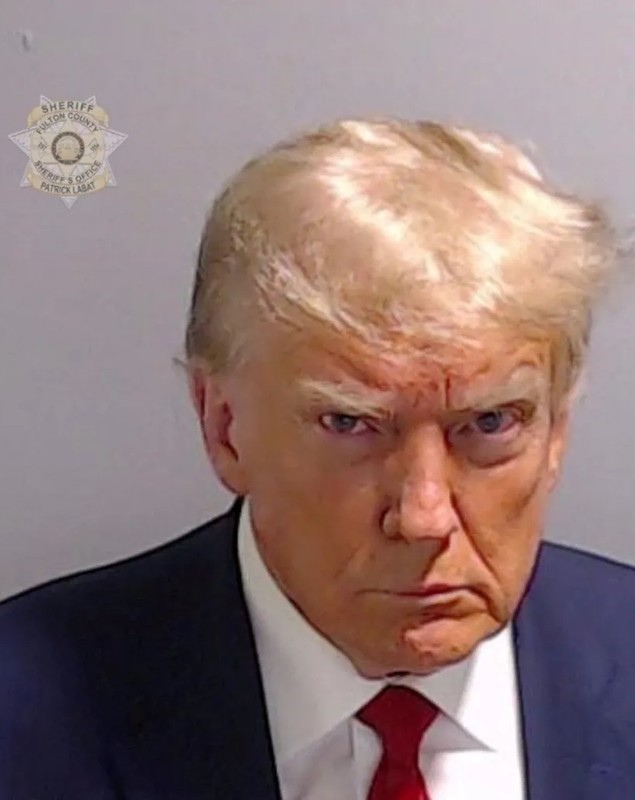 Noul portret oficial al lui Donald Trump seamănă cu fotografia făcută când președintele ales a fost la închisoare