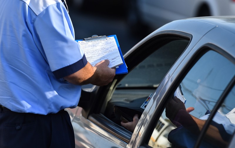 Pedeapsa primită de un polițist care a scris o amendă pe numele soției șoferului prins cu 131 km/h în localitate. Ea nici măcar nu era în mașină
