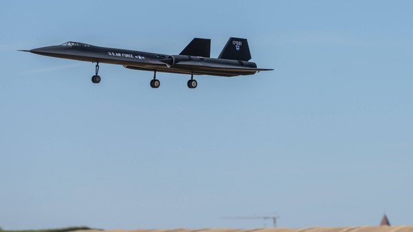O machetă a avionului Lockheed SR 71 Blackbird zboară la joasă altitudine, cu trenul de aterizare coborât