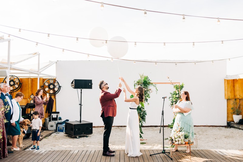 Alex &amp; Georgiana au înălțat baloane cu heliu la nunta lor. Foto: Feather Photography
