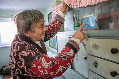 Mioara ne arată diploma pe care a primit-o de la soțul ei, în semn de mulțumire