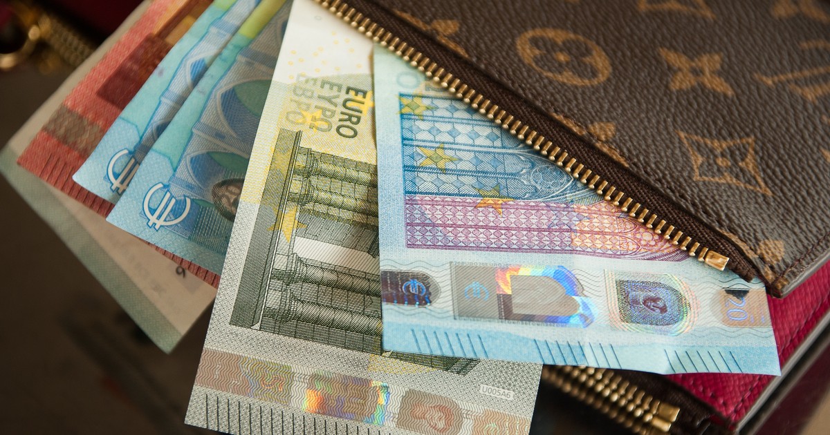 Noroc cu ghinion maxim pentru un șofer din Suceava, care a oprit brusc mașina să ia un portofel și un telefon căzute pe jos