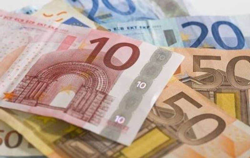 Pretul unui Euro a crescut imediat dupa demisia Guvernului. Vezi cursul actual