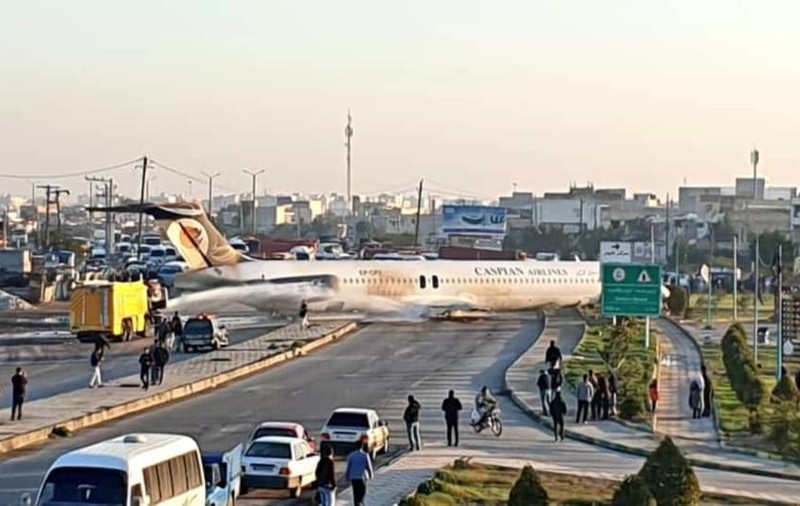 VIDEO | Un nou incident aviatic în Iran: O aeronavă cu aproape 150 de pasageri la bord a aterizat forţat pe o şosea