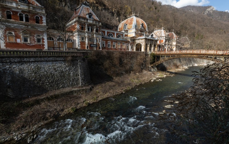 Dosarul „Băile Herculane”. 35 de persoane, trimise în judecată de DIICOT. Mai multe imobile din staţiune au fost cumpărate cu zahăr din rezervele statului