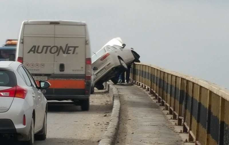Accident de infarct! Unde s-a cățărat cu mașina şofer din Craiova!