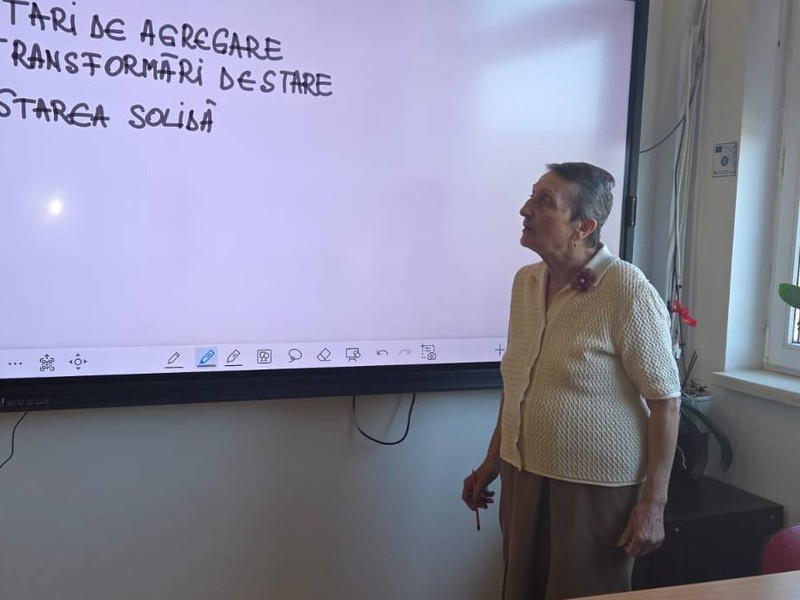 Profesoara de Chimie Floarea Băluță a împlinit la 1 septembrie 79 de ani, dintre care 66 i-a petrecut la catedră. Foto: arhivă personală