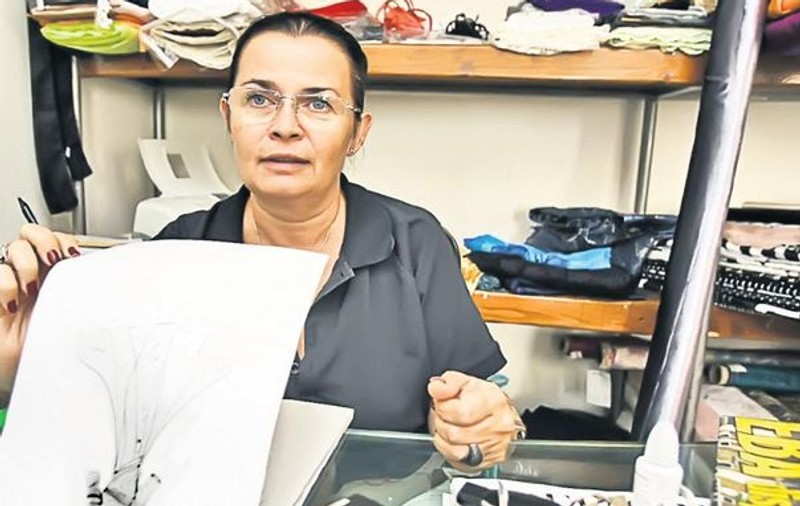 I-a fost teamă să nu-i rupă rochia Elenei Băsescu! | EXCLUSIV