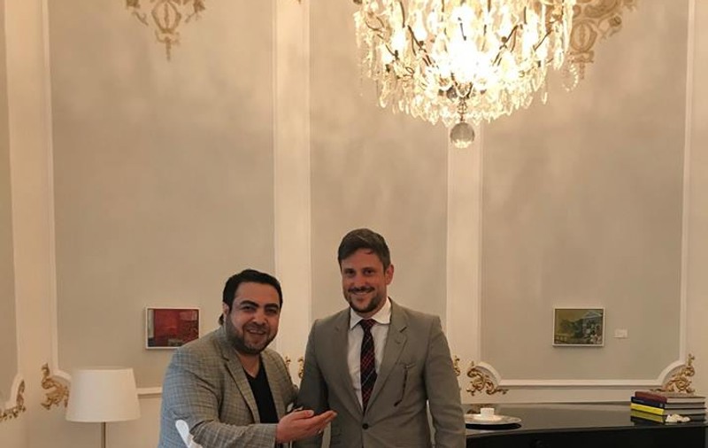 Dan Bursuc, la Ambasada Suediei de la București. Manelistul a dat mâna cu adjunctul misiunii diplomatice
