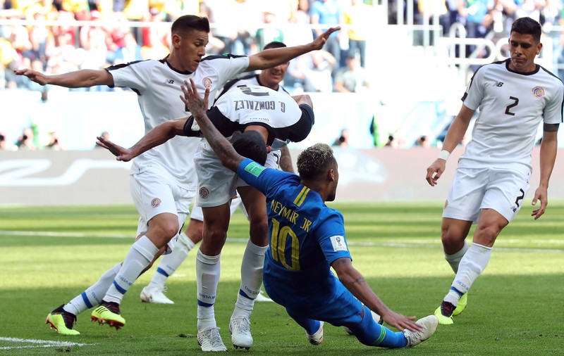 Simulările lui Neymar apar în meniul cu oferte al unui bar din Brazilia