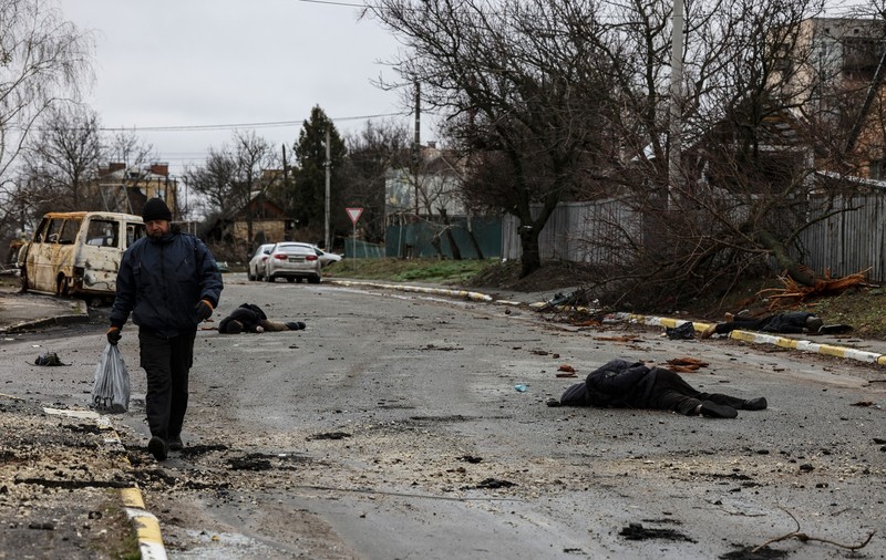 Străzile din Bucha, acoperite cu trupurile civililor împușcați în cap, cu mâinile legate la spate. Iadul provocat de ruși, ieșit la iveală după retragerea lor