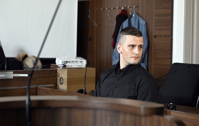 Un ceh care a luptat în armata ucraineană, acuzat de jaf la locul operațiunilor de război: „A furat bani, bijuterii, lingouri, chiar și ochelari de designer”