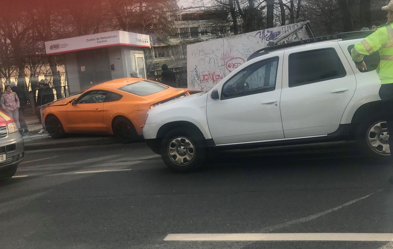 UPDATE. Accident grav în București! Oameni loviți de mașină în stația de autobuz - FOTO