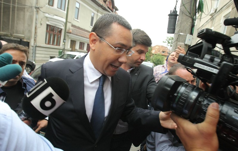 VICTOR PONTA, audiat la sediul DNA. Mai mulţi protestatari i-au cerut DEMISIA