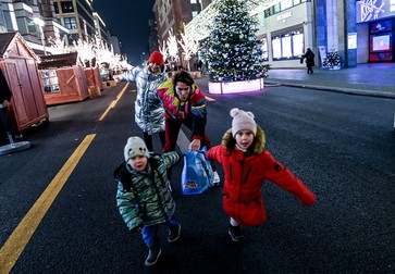 Pe celebra Friedrichstrasse din Berlin au fost instalate căsuțe pentru comercianții de Sărbători. Foto: EPA