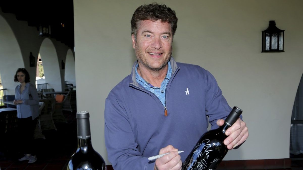 Pat Finn, care semnează pe o sticlă de vin, participă la cea de-a 20-a ediție anuală a premiilor Emmy Golf Classic, care a avut loc luni, 28 octombrie 2019, în Los Angeles.
