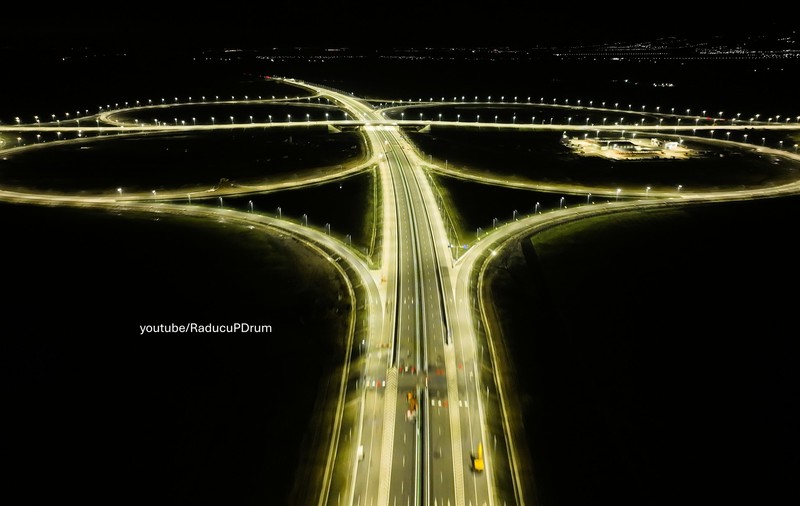 Nodul rutier de la Spătaru, filmat noaptea. Imagini ca-n Occident pe cel mai recent sector de autostradă inaugurat în România