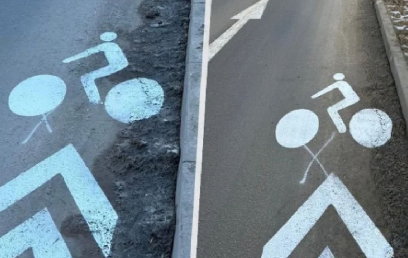 Muncitorii au vopsit marcajele rutiere pe zăpada înghețată, o „lucrare” de un milion de euro, la Olomouc, în Cehia: „Ordin clar!”
