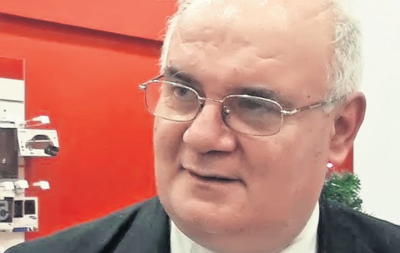 Profesorul i-a crăpat capul fostei sale studente cu un video