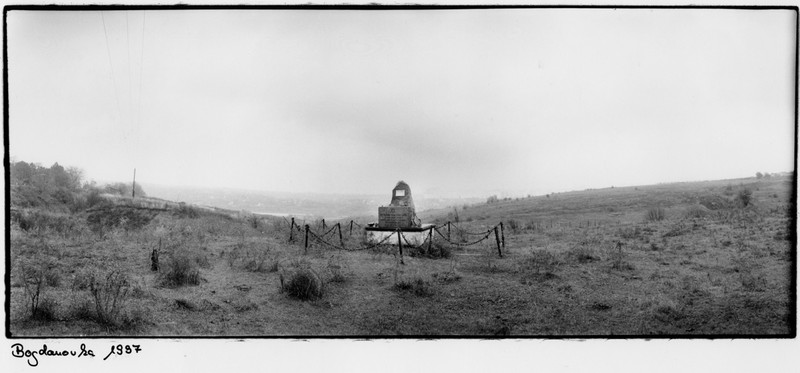 Fotografie din 1937 a locului pe care se afla lagărul de concentrare din Bogdanovka, înființat de autoritățile române, loc în care mii de evrei au fost uciși în iarna 1941-1942. Imagine via Profimedia.