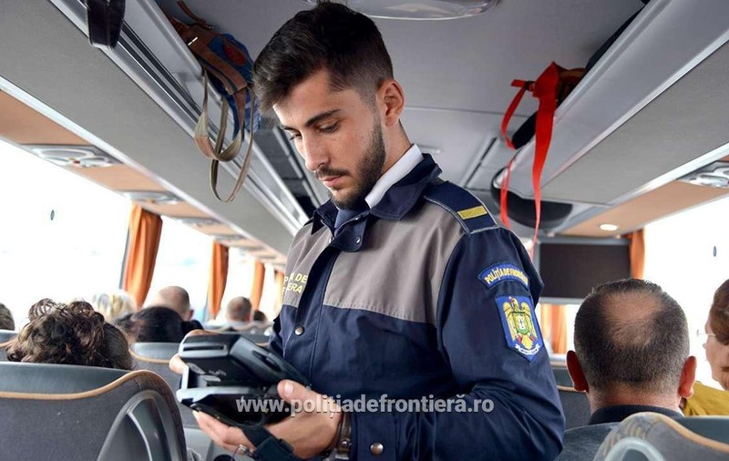 Copil de 5 ani, găsit ascuns sub bancheta unui microbuz. Mama sa a vrut să-l scoată ilegal din țară