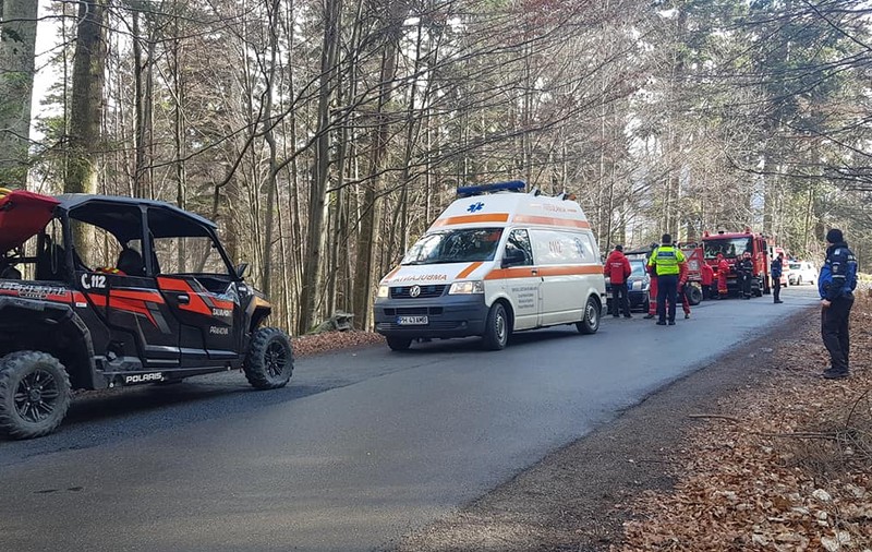 UPDATE | Două persoane au căzut cu ATV-ul într-o râpă pe drumul spre Cota 1400. Un bărbat și o femeie însărcinată au fost internați cu traumatisme