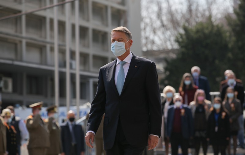 Klaus Iohannis: Virusul nu dispare cu manifestări extremiste. Avem la îndemână soluția, se numește vaccin!
